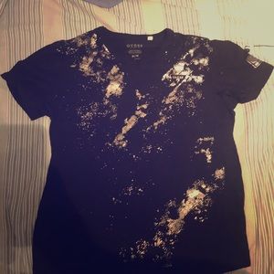 A GUESS DENIM LOS ANGELES BLACK V-NECK